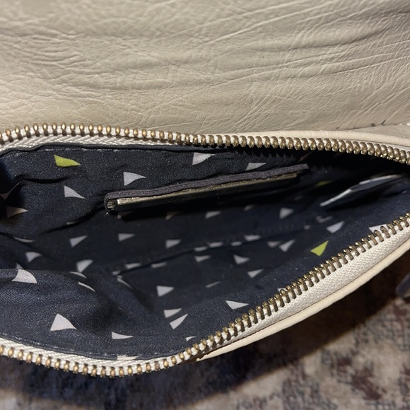 Street Level Cream and Antique Gold Leather Crossbody Bag - Picture 7 of 10